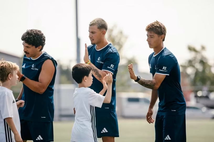 Jeunes joueurs à l’entraînement avec des entraîneurs de la Fundación Real Madrid