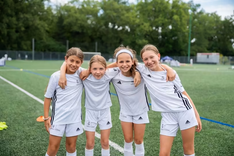 Jeunes joueurs qui profitent d’un camp de soccer de la Fundación Real Madrid