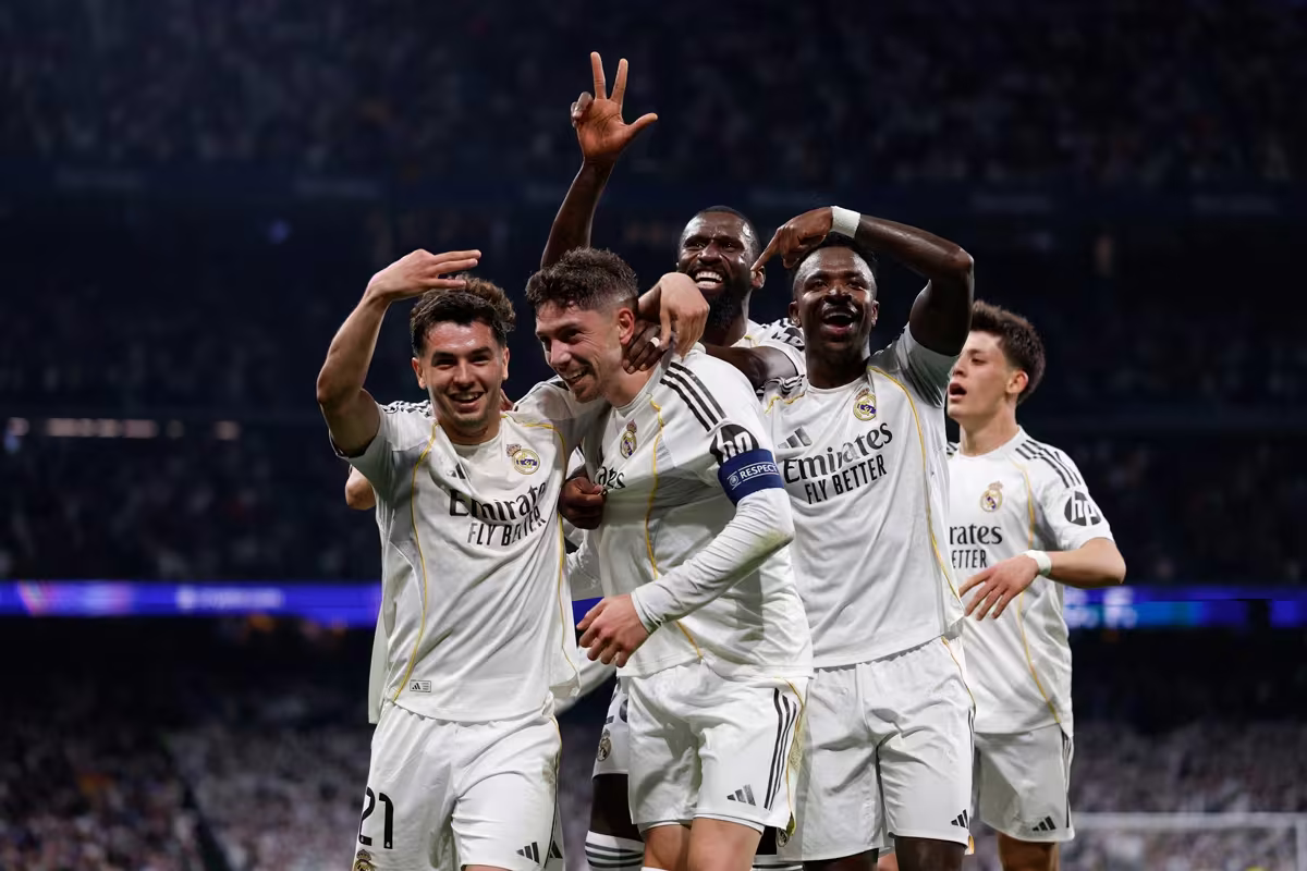 Joueurs du Real Madrid qui célèbrent ensemble